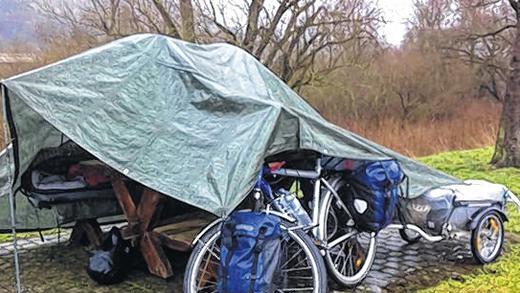 &bdquo;Pension natura&ldquo;: Die Plane bietet ein wenig Schutz vor Regen und kaltem Wind.