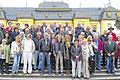 Klassentreffen mit Besuch im Veitshöchheimer Schlosspark       -  (jogi)   Es war ein gelungenes Wiedersehen: Der Geburtsjahrgang 1953/54, der einst die Volksschule Karlstadt besucht hat, ist am Wochenende in Karlstadt zu einem Klassentreffen zusammengekommen. Am Samstag ging es mit dem Schiff nach Veitshöchheim, wo im dortigen Schlosspark eine Führung stattfand. Nach einem Aperitif im Karschter Theater gab es Abendessen beim &bdquo;Batzenärrle&ldquo;. Überrascht wurden die ehemaligen Klassenkameraden &ndash; passend zum &bdquo;60-Jährigen&ldquo; waren es rund 60 Teilnehmer &ndash; vom Kabarett-Duo Hermann und Hermine. Der harte Kern war im Anschluss noch bei der &bdquo;Liesl Karlstadt&ldquo;, wo Livemusik gespielt wurde. Am Sonntagmorgen fand ein Gottesdienst in der evangelischen Kirche statt, bevor der Friedhof besucht wurde. Ein Mittagessen im &bdquo;Batzenärrle&ldquo; markierte den Abschluss des Treffens. Die Teilnehmer mit den weitesten Anreisen kamen aus Berlin und der Schweiz. Noch weiter entfernt leben Wolfgang Pröstler (Philippinen), Gerti Freitag (Australien), Norbert Amthor (Mallorca), Lothar Münch (Thailand) und Brigitte Rieber (USA), sie nahmen den Weg nach Karlstadt allerdings nicht auf sich. Vom Restguthaben, das nach dem Klassentreffen übrig blieb, wird eine Ulme in der Jahnanlage gepflanzt. Auf dem Baum wird ein Schild angebracht, das an das Treffen zum &bdquo;60-Jährigen&ldquo; erinnert. Das Gruppenbild entstand vor dem Schloss Veitshöchheim.