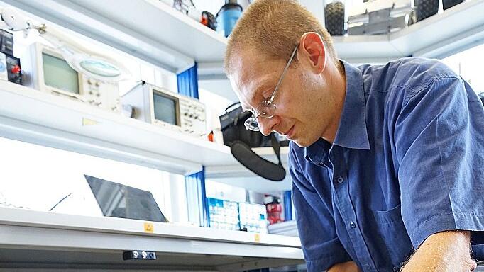 Dr. Rainer Koch, Bayerns erster &bdquo;Verbunddoktor&ldquo; bei der Arbeit im Labor für mobile Robotik an der TH Nürnberg.