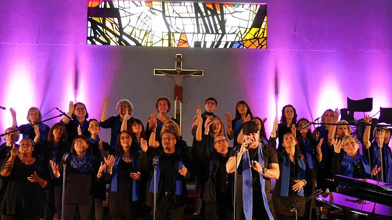 Brücken zwischen den Menschen geschlagen: Der Gospelchor "Bridge to a Prayer" gab in Christkönig sein letztes Konzert. Brücken zwischen den Menschen geschlagen: Der Gospelchor "Bridge to a Prayer" gab in Christkönig sein letztes Konzert.