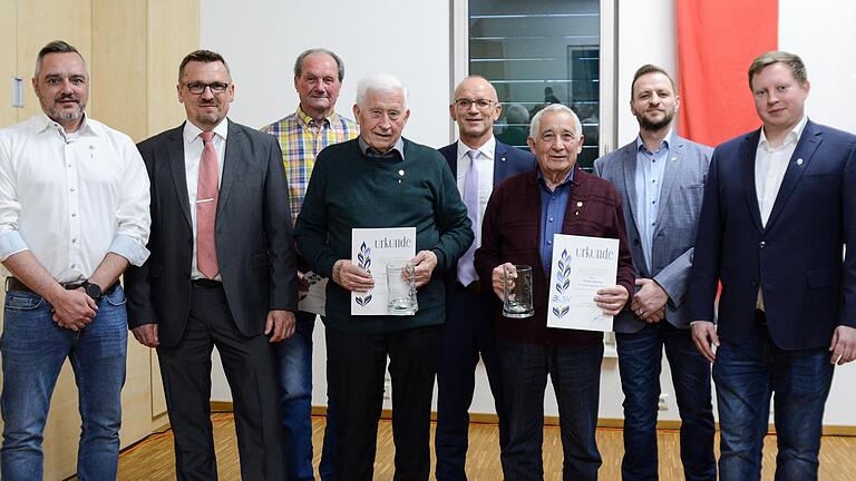 Für 60 Jahre Mitgliedschaft beim SV Mechenried wurden treue Anhänger ausgezeichnet und zu Ehrenmitgliedern ernannt (von links): Schriftführer Thorsten Endres, Bürgermeister Bernd Fischer, die Jubilare Richard Braun und Richard Seufert, BLSV-Kreisvorsitzender Günther Jackl, der Geehrte Günther Heusinger, Vorsitzender Michael Klopf und dessen Stellvertreter Uwe Ankermüller.&nbsp;