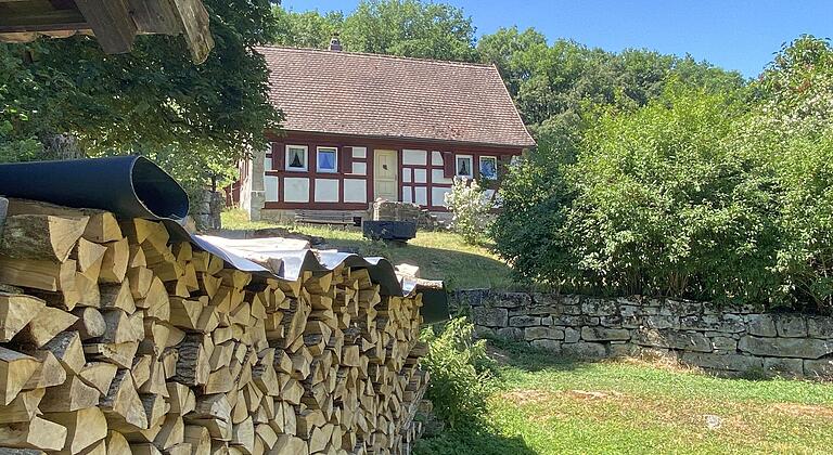 Wanderung im Tal der Schandtauber bei Rothenburg ob der Tauber: Idylle an der abgelegenen Hollermühle. Sie wird privat genutzt. Wanderung im Tal der Schandtauber bei Rothenburg ob der Tauber: Idylle an der abgelegenen Hollermühle. Sie wird privat genutzt.