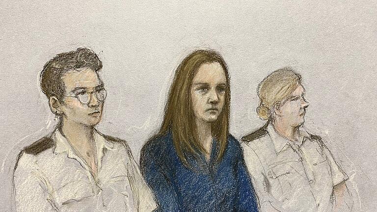 Strafmaßverkündung im Fall englischer Krankenschwester.jpeg       -  Diese bisher unveröffentlichte Gerichtszeichnung zeigt die Krankenschwester Lucy Letby (Mitte), die der Urteilsverlesung im Manchester Crown Court zuhört.