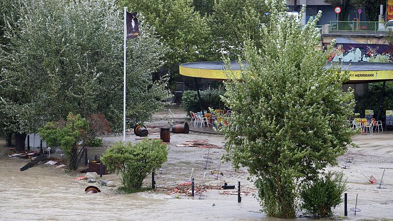 Hochwasser in Österreich - Auch in Wien sind manche Wege überflutet. Hochwasser in Österreich - Auch in Wien sind manche Wege überflutet.
