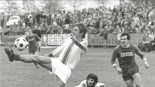 Manfred Müller und Erwin Albert (von links, hier als Bayernliga-Aufsteiger 1976 im Heimspiel gegen Kulmbach): Zwei Spieler, die den FC Haßfurt in den Hochzeiten der 70-er Jahre mitgeprägt haben. Der 100. Geburtstag des Vereins wird im Sommergroß gefeiert. Manfred Müller und Erwin Albert (von links, hier als Bayernliga-Aufsteiger 1976 im Heimspiel gegen Kulmbach): Zwei Spieler, die den FC Haßfurt in den Hochzeiten der 70-er Jahre mitgeprägt haben. Der 100. Geburtstag des Vereins wird im Sommergroß gefeiert.