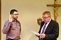 Bürgermeister Friedolin Link (rechts) sprach dem neuen Gemeinderats-Mitglied Sebastian Orf die Eidesformel vor, der sie Stück für Stück wiederholte und damit als neues, voll funktionsfähige Mitglied in den Hausener Gemeinderat aufgenommen wurde.