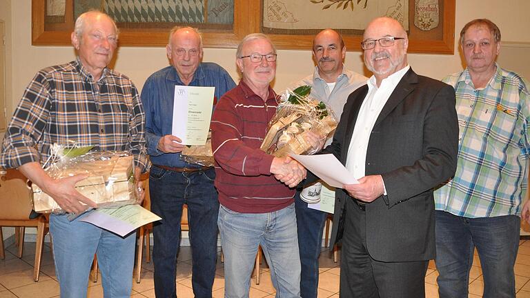 Bei der Jahreshauptversammlung konnten Vorsitzender Wolfgang Heppt (von rechts) und Landesvorstandsmitglied Heinz Amling die langjährigen Mitglieder Roland Saal, Bernd Lindemann, Karl Dietz und Burkhard Schmitt ehren.