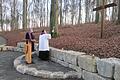 Die Geistlichen Robert Augustin (links) und Norbert Wahler (rechts) segneten den neuen Waldfriedhof 'Am Mühleberg'. Winfried Ehling       -  Die Geistlichen Robert Augustin (links) und Norbert Wahler (rechts) segneten den neuen Waldfriedhof 'Am Mühleberg'. Winfried Ehling