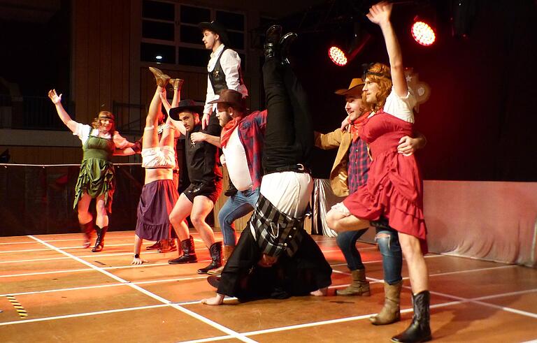 Als Gruppe von Cowboys bot das Bibergauer Männerballett akrobatische Einlagen und hohe Schauspielkunst.