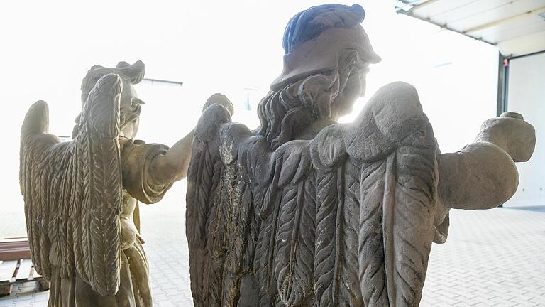 Imposant: die zwei Erzengelfiguren, die die Mariensäule flankieren. An den Federn der Flügeln wurden Fehlstellen ausgebessert.