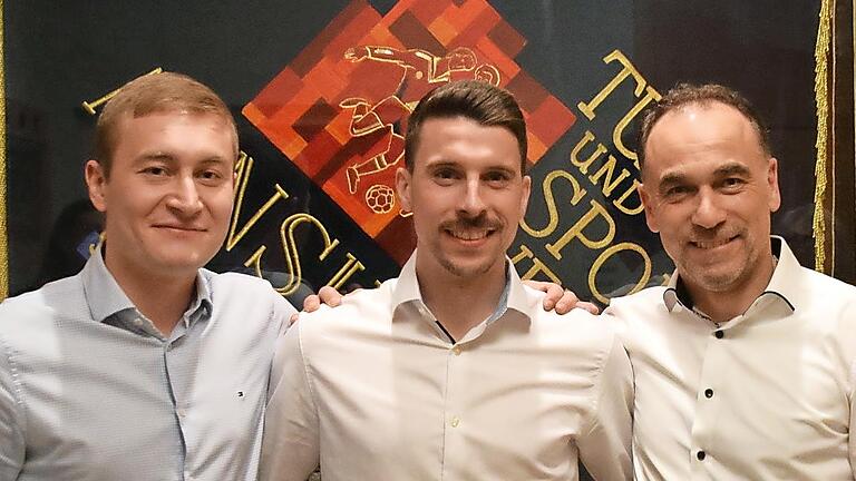 Das Vorstandsteam: (von links) 2. Vorsitzender Jonas Bayer, 1. Vorsitzender Tobias Wedler, 3. Vorsitzender Holger Schmitt - Das Vorstandsteam: (von links) 2. Vorsitzender Jonas Bayer, 1. Vorsitzender Tobias Wedler, 3. Vorsitzender Holger Schmitt Das Vorstandsteam: (von links) 2. Vorsitzender Jonas Bayer, 1. Vorsitzender Tobias Wedler, 3. Vorsitzender Holger Schmitt - Das Vorstandsteam: (von links) 2. Vorsitzender Jonas Bayer, 1. Vorsitzender Tobias Wedler, 3. Vorsitzender Holger Schmitt