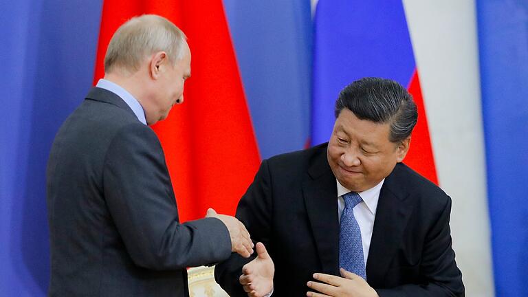 Internationales Wirtschaftsforum in St. Petersburg       -  Russlands Präsident Wladimir Putin und Chinas Staatschef Xi Jinping sind aufeinander angewiesen.