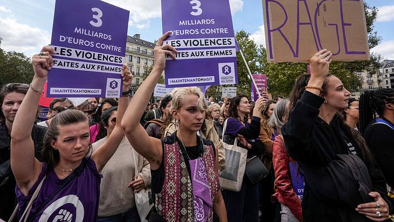 Missbrauchsprozess in Frankreich - Demonstration in Paris - Der spektakuläre Missbrauchsprozess in Avignon hat zu frankreichweiten Demonstrationen gegen sexuelle Gewalt gegen Frauen geführt. Missbrauchsprozess in Frankreich - Demonstration in Paris - Der spektakuläre Missbrauchsprozess in Avignon hat zu frankreichweiten Demonstrationen gegen sexuelle Gewalt gegen Frauen geführt.