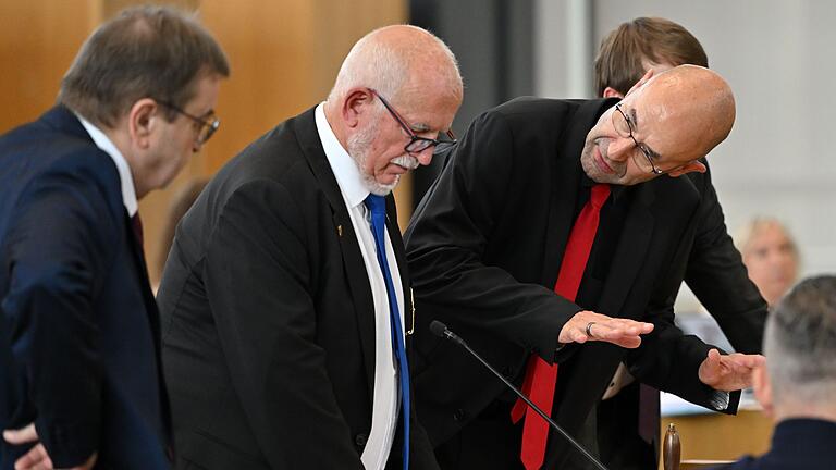 Konstituierende Sitzung des Landtags in Thüringen       -  Bei der ersten Sitzung des Thüringer Landtags gibt es scharfe Kritik an den Alterspräsidenten der AfD, Jürgen Treutler (Mitte).