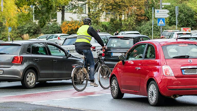 Dichter Verkehr in Würzburg: Für die Umsetzung des neuen Würzburger Verkehrskonzepts sind im Haushalt erhebliche Mittel für Planungszwecke vorgesehen.&nbsp;