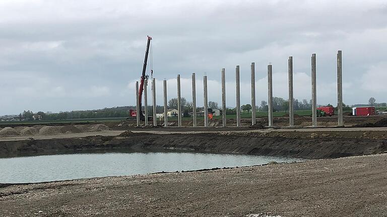 Auf der Norma-Baustelle wurden bereits die ersten Betonstützen gesetzt. Auch ein erster See, der das Oberflächenwasser aufnehmen wird, ist schon angelegt.