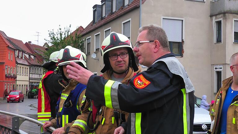 Einer der größten Feuerwehr-Einsätze in den letzten Jahren war im Juli 2021 die Hochwasserkatastrophe in einigen Teilen des Landkreises. Auch in Zeil machte sich Kreisbrandrat Ralf Dressel (rechts) damals ein Bild der Lage und ließ sich von Kommandant Tobias Hetterich informieren. Einer der größten Feuerwehr-Einsätze in den letzten Jahren war im Juli 2021 die Hochwasserkatastrophe in einigen Teilen des Landkreises. Auch in Zeil machte sich Kreisbrandrat Ralf Dressel (rechts) damals ein Bild der Lage und ließ sich von Kommandant Tobias Hetterich informieren.
