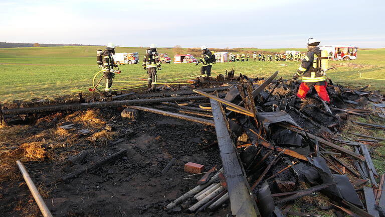 Von dem landwirtschaftlichen Heuunterstand blieb nur noch ein Holzgerippe übrig.