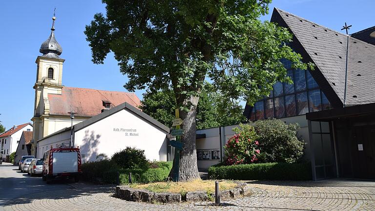 Zwischen ihren zwei katholische Kirchen, links der kleinen Balthasar-Neumann-Kirche, rechts dem modernen Gotteshaus, muss sich die katholische Pfarrgemeinde Euerbach entscheiden. Zwischen ihren zwei katholische Kirchen, links der kleinen Balthasar-Neumann-Kirche, rechts dem modernen Gotteshaus, muss sich die katholische Pfarrgemeinde Euerbach entscheiden.