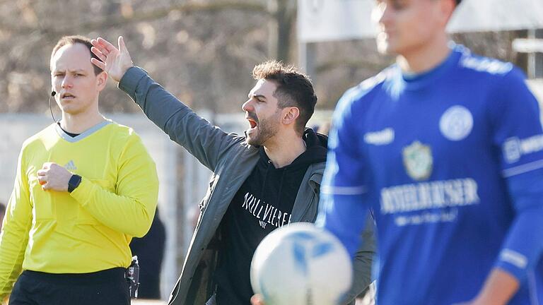 Philipp Eckart (Mitte) treibt seine Spieler in der dritten Partie als verantwortlicher FV-Trainer im Heimspiel auf der Sepp-Endres-Sportanlage gegen den FC Ingolstadt 04 II an.