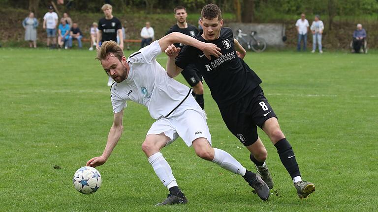 Christian Schwarz (links) von der SG Sommerhausen/Winterhausen im Zweikampf mit Noah Ratsch von der SpVgg Giebelstadt. Während Giebelstadt die Teilnahme an der Bezirksliga-Relegation schon so gut wie sicher hat, darf Sommerhausen/Winterhausen aufgrund der BFV-Richtlinien für Spielgemeinschaften nicht an den Entscheidungsspielen teilnehmen.