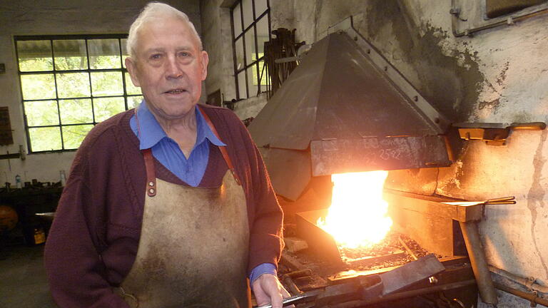 Das Feuer brennt nicht mehr: Schmiedemeister Emil Tripps aus Niederrimbach ist wenige Tage vor seinem 78. Geburtstag verstorben.