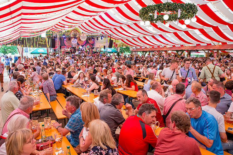 Zum Bieranstich verzeichnete der Veranstalter 'ein volles Haus' im großen Kiliani-Festzelt.