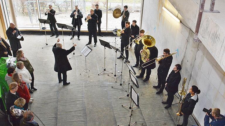 Das Blechbläserensemble der Berufsfachschule für Musik Bad Königshofen, unter der Leitung von Schulleiter Ernst Oestreicher, hatte die musikalische Gestaltung des Richtfests übernommen. Das Blechbläserensemble der Berufsfachschule für Musik Bad Königshofen, unter der Leitung von Schulleiter Ernst Oestreicher, hatte die musikalische Gestaltung des Richtfests übernommen.