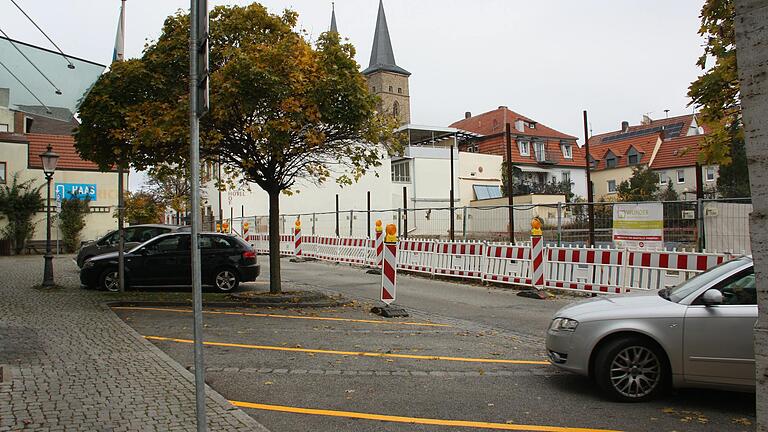 Die Stadt hat die Stellflächen vor der VR-Bank und der Kronen-Apotheke in der Breslauer Straße neu markiert. Sechs Fahrzeuge können dort jetzt so parken, dass sie mit ausreichend Sicherheitsabstand zur Baugrube des Hotel-Baus (hinter den rot-weißen Barken) rangieren können. Die Stadt hat die Stellflächen vor der VR-Bank und der Kronen-Apotheke in der Breslauer Straße neu markiert. Sechs Fahrzeuge können dort jetzt so parken, dass sie mit ausreichend Sicherheitsabstand zur Baugrube des Hotel-Baus (hinter den rot-weißen Barken) rangieren können.