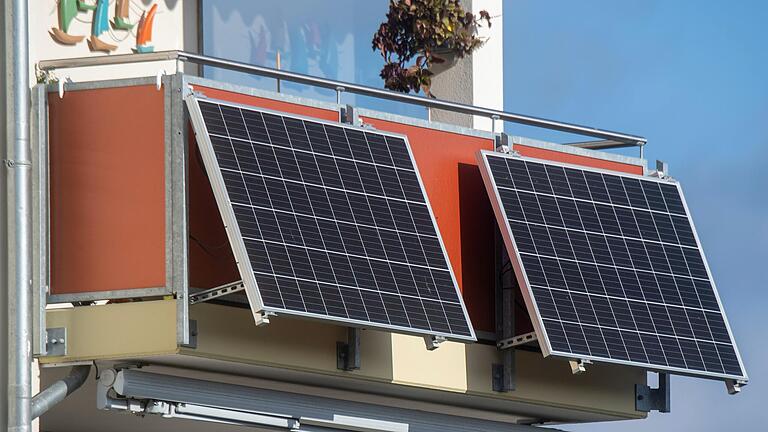 Im Landkreis Rhön-Grabfeld wird es vorerst keine flächendeckende Förderung von sogenannten Balkonkraftwerken geben. Das Symbolfoto zeigt am Balkon hängende Solarmodule für eine solche Anlage. Im Landkreis Rhön-Grabfeld wird es vorerst keine flächendeckende Förderung von sogenannten Balkonkraftwerken geben. Das Symbolfoto zeigt am Balkon hängende Solarmodule für eine solche Anlage.