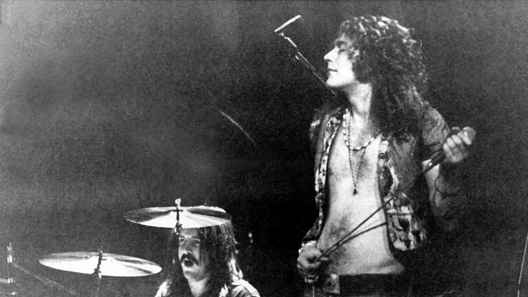 'Led Zeppelin'.jpeg       -  Unter den tourenden Rockbands trieben es Led Zeppelin hinter der Bühne besonders wüst. Unser Bild zeigt Schlagzeuger John Bonham und Sänger Robert Plant.