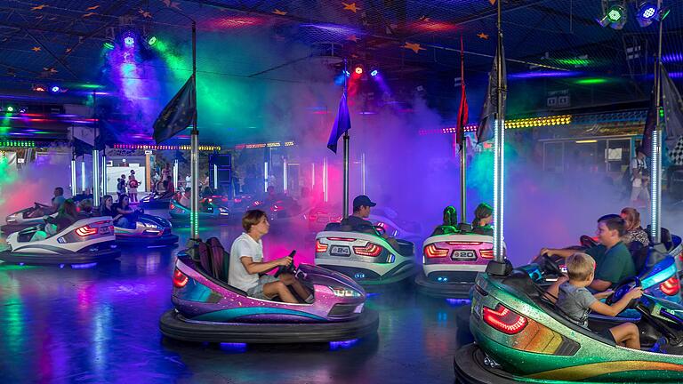 Ein Autoscooter ist ein Muss auf dem Vergnügungspark der Laurenzi-Messe in Marktheidenfeld.