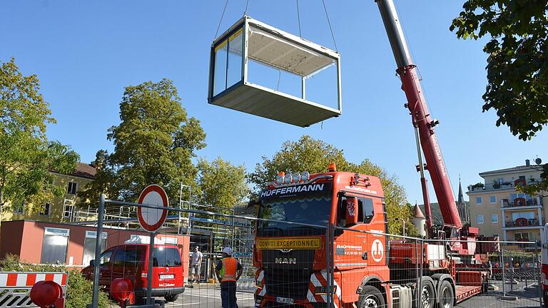 In absehbarer Zeit werden Mitarbeiterinnen und Mitarbeiter der Postbank vom Postamt in der Münchner Straße in Container auf dem Salinenparkplatz in Bad Kissingen umziehen.