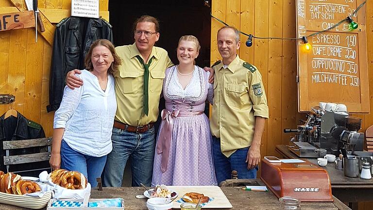 Team Griebel an der perfekt gestalteten Theke,  von links Dagmar Griebel, Benjamin Lenhard, Emma Griebel und der 'Boss' Christoph Griebel.