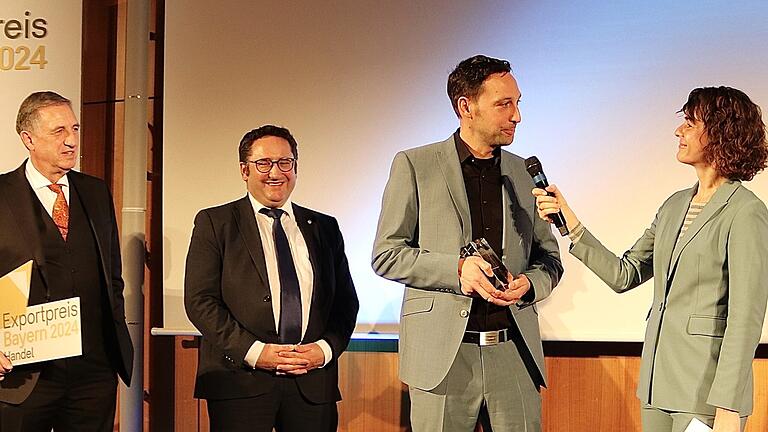 Verleihung des Exportpreises Bayern 2024 (Kategorie Handel) an die Firma Bruxsafol - Firmenchef Michael Brux (Zweiter von rechts) nach der Verleihung des Exportpreises Bayern 2024 (Kategorie Handel) an die Firma Bruxsafol mit (von links) Jury-Mitglied Michael Zink (Bayerischer Fliesenhandel GmbH), Staatssekretär Tobias Gotthardt (Bayerisches Wirtschaftsministerium) und Moderatorin Heike Zeller. Verleihung des Exportpreises Bayern 2024 (Kategorie Handel) an die Firma Bruxsafol - Firmenchef Michael Brux (Zweiter von rechts) nach der Verleihung des Exportpreises Bayern 2024 (Kategorie Handel) an die Firma Bruxsafol mit (von links) Jury-Mitglied Michael Zink (Bayerischer Fliesenhandel GmbH), Staatssekretär Tobias Gotthardt (Bayerisches Wirtschaftsministerium) und Moderatorin Heike Zeller.