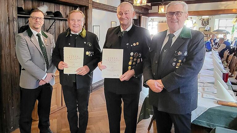 Franz Brosch und Hans Ruck wurden für 60-jährige Mitgliedschaft bei der SG Iphofen geehrt. Das Foto zeigt (von links) Gauschützenmeister Achim Krämer, Franz Brosch, Hans Ruck und Rudolf Rüttger, 1. Schützenmeister der SG Iphofen. Franz Brosch und Hans Ruck wurden für 60-jährige Mitgliedschaft bei der SG Iphofen geehrt. Das Foto zeigt (von links) Gauschützenmeister Achim Krämer, Franz Brosch, Hans Ruck und Rudolf Rüttger, 1. Schützenmeister der SG Iphofen.