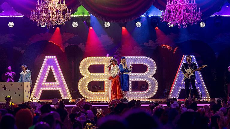 Für ihren Auftritt als ABBA bei 'Fastnacht in Franken '2024 bekamen Viva Voce viel Applaus.&nbsp;