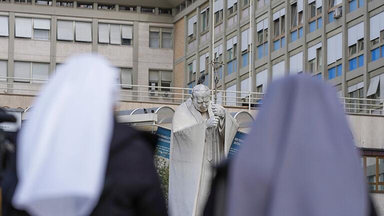 Papst Franziskus im Krankenhaus       -  Dem schwer erkrankten Papst geht es dem Vatikan zufolge besser.