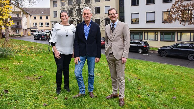 Erster Landesbeamter Florian Busch (rechts) und die Leiterin des Umweltschutzamtes, Monique Müller, verabschiedeten den langjährigen Sachgebietsleiter für Naturschutz, Bodenschutz und Altlasten, Franz Pichler, in den Ruhestand.