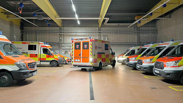 In der Fahrzeughalle der Malteser im Würzburger Stadtteil Zellerau reihen sich Rettungs- und Krankenwagen.