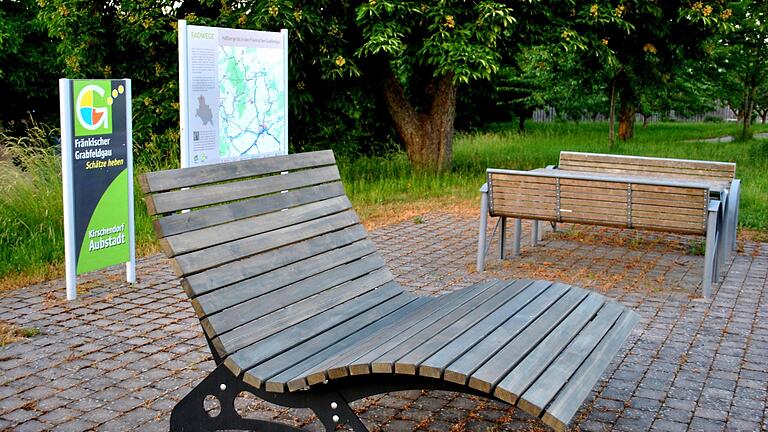 Zum Entspannen: Diese kleine Ruheinsel mit einem Waldsofa wurde in Aubstadt mithilfe des Regionalbudgets gestaltet.