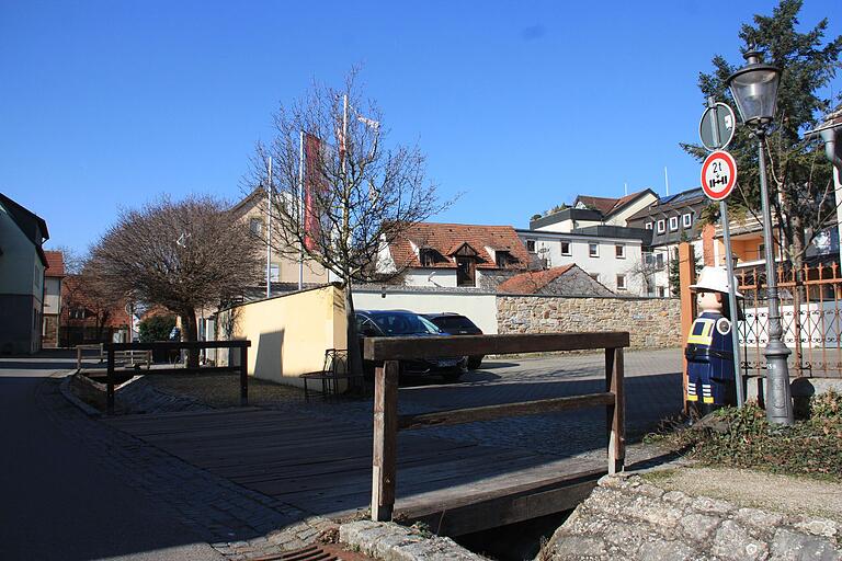 Der Unterhalt der Brücken über den Bach wird die Stadt weiterhin fordern. Zwischenzeitlich musste die zulässige Achslast wegen Schäden an Bauteilen eingeschränkt werden.