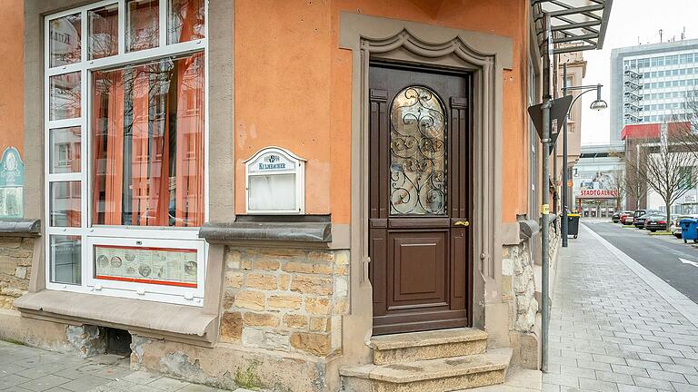 Aus dem Seitenfenster der demnächst öffnenden Pizzeria La Rosa Bianca in Schweinfurt heraus wird es im Laufe des Frühjahrs einen Straßenverkauf mit kleinen Snacks zum Mitnehmen geben. Aus dem Seitenfenster der demnächst öffnenden Pizzeria La Rosa Bianca in Schweinfurt heraus wird es im Laufe des Frühjahrs einen Straßenverkauf mit kleinen Snacks zum Mitnehmen geben.