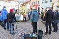 Ramadama in Bischofsheim ist eine gemeinsame Müllsammelaktion in allen Ortsteilen. Tobias Rehm (in der Mitte vor dem Brunnen) begrüßte die Helfer zur vom ihm initiierten Müllaktion, die in Bischofsheim sammelten. Er hatte vorher die verschiedenen Sammelbereiche eingeteilt und Übersichtskarten erstellt.