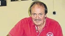Urkunde und Goldmedaille des Weltmeisters: Rainer Griebl hat die Auszeichnungen von 1989 eingerahmt.