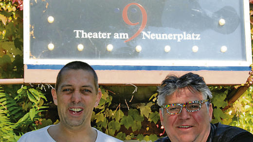 Haben gut lachen: Sven Höhnke (links) und Wolfgang Salomon feiern 25 Jahre Theater am Neunerplatz.THOMAS OBERMEIER