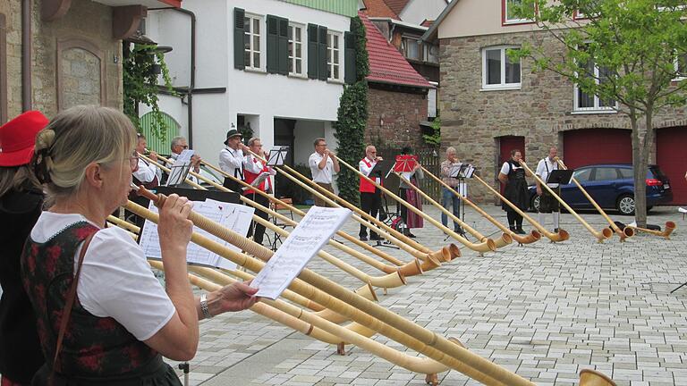 Fast 20 Alphornbläser aus dem Fortgeschrittenen-Kurs sorgten am Sonntagmorgen für eine ungewöhnliche Klangkulisse am Viehmarkt.  Foto: Winfried Ehling       -  Fast 20 Alphornbläser aus dem Fortgeschrittenen-Kurs sorgten am Sonntagmorgen für eine ungewöhnliche Klangkulisse am Viehmarkt.  Foto: Winfried Ehling