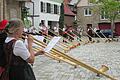 Fast 20 Alphornbläser aus dem Fortgeschrittenen-Kurs sorgten am Sonntagmorgen für eine ungewöhnliche Klangkulisse am Viehmarkt.  Foto: Winfried Ehling       -  Fast 20 Alphornbläser aus dem Fortgeschrittenen-Kurs sorgten am Sonntagmorgen für eine ungewöhnliche Klangkulisse am Viehmarkt.  Foto: Winfried Ehling