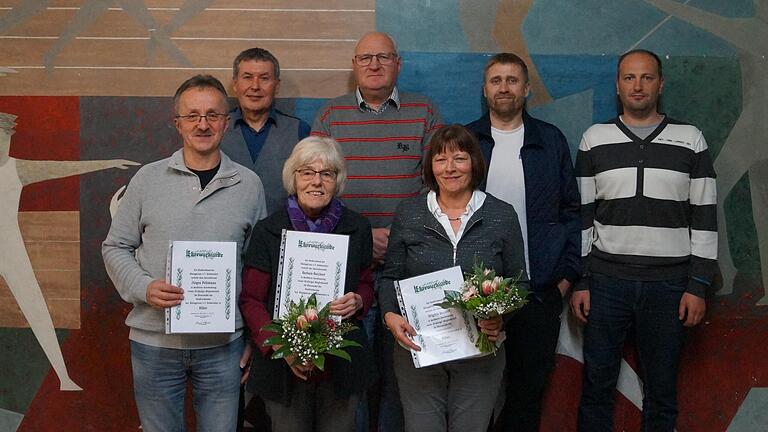 Im Bild Jürgen Pöhlmann (25 J); Konrad Benkert (1. Vorstand); Barbara Reichert (25 J); Thomas Wenzel (1. Vorstand Stadtverband der Kleingärtner); Brigitte Benkert (25 J); Waldemar Reich (2. Vorstand) und Sergej Ruf (Kassier).