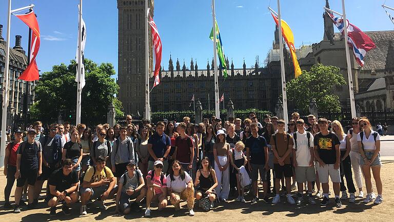 Gruppenfoto vor dem Clock Tower des Big Ben.